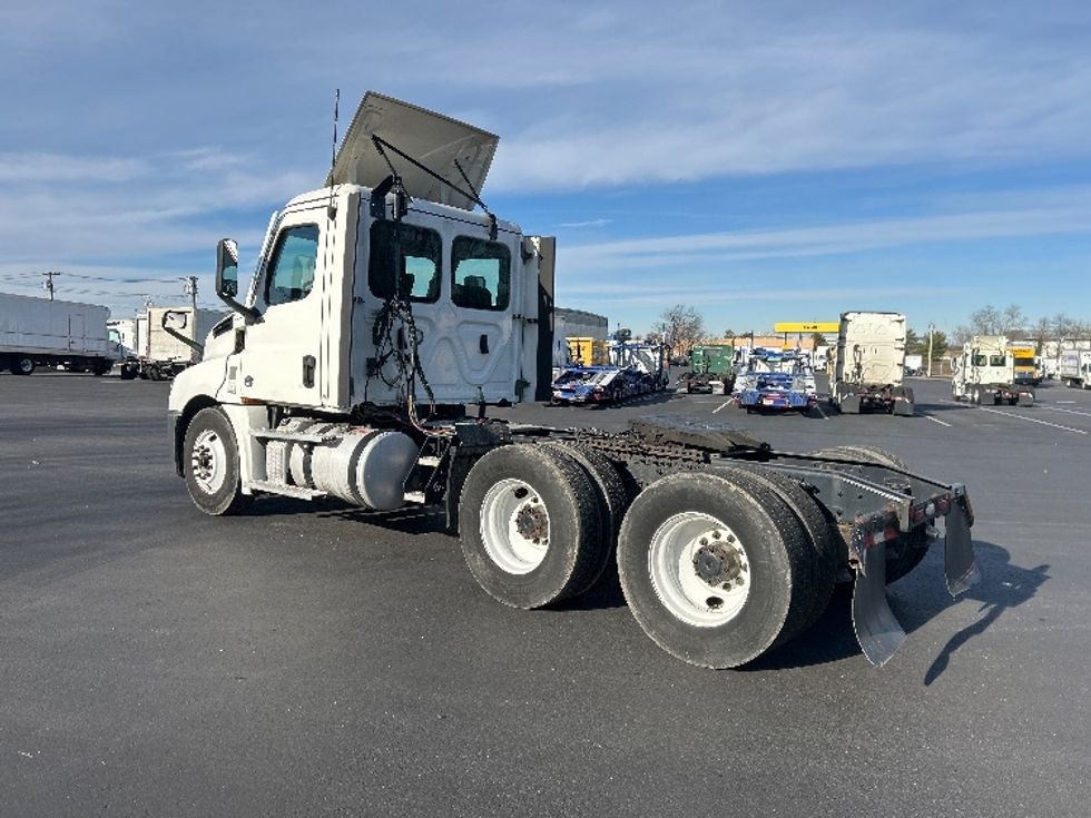 Day Cab Tractor-Heavy Duty Tractors-Freightliner-2021-T12664ST-Pennsauken-NJ-246,874\n\t\tmiles-$ 61,250 - Image 5