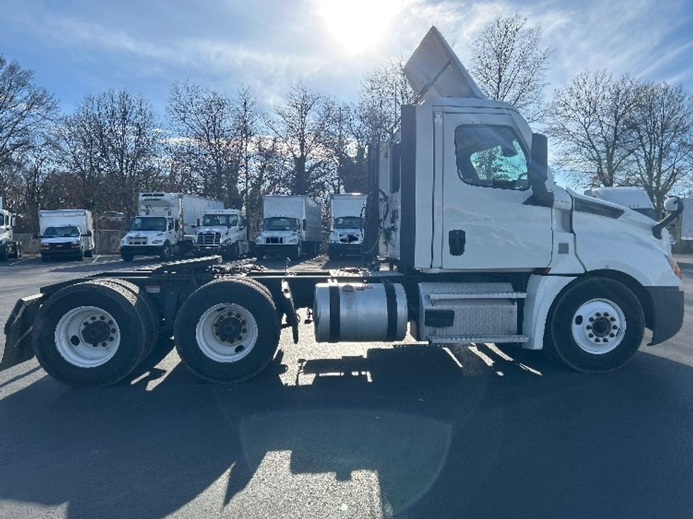 Day Cab Tractor-Heavy Duty Tractors-Freightliner-2021-T12664ST-Pennsauken-NJ-246,874\n\t\tmiles-$ 61,250 - Image 8