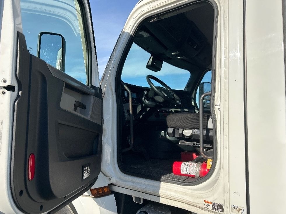 Day Cab Tractor-Heavy Duty Tractors-Freightliner-2021-T12664ST-Pennsauken-NJ-246,874\n\t\tmiles-$ 61,250 - Image 9