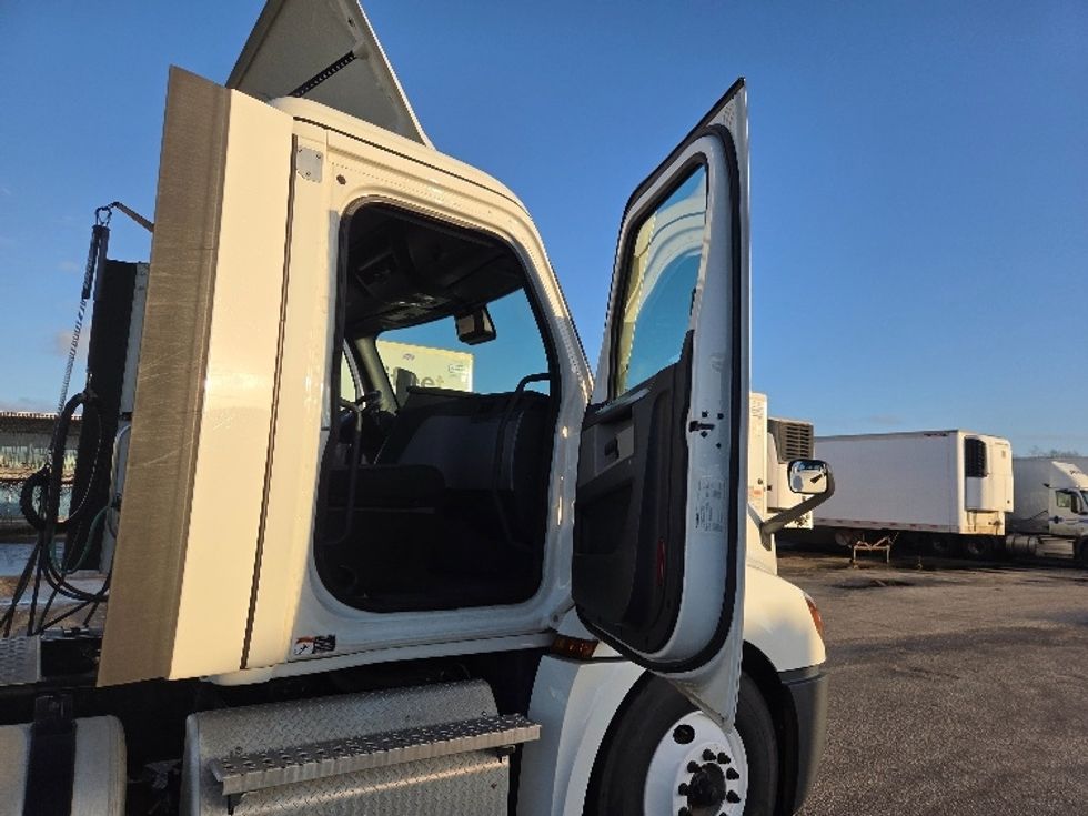 Day Cab Tractor-Heavy Duty Tractors-Freightliner-2021-T12664ST-Pensacola-FL-244,575\n\t\tmiles-$ 69,500 - Image 12