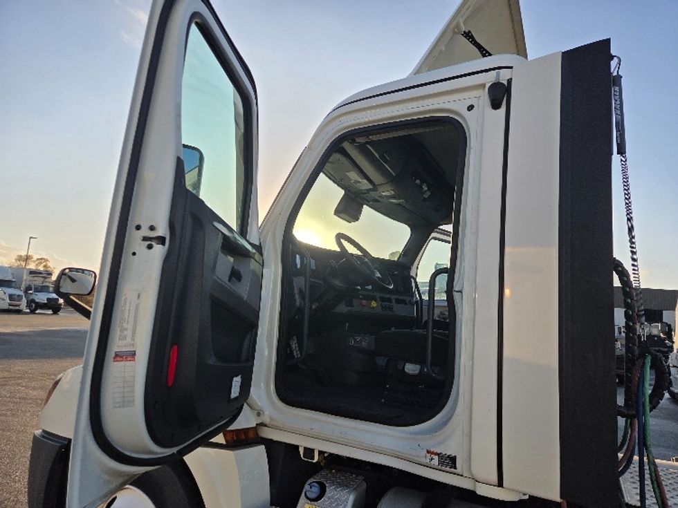 Day Cab Tractor-Heavy Duty Tractors-Freightliner-2021-T12664ST-Pensacola-FL-244,575\n\t\tmiles-$ 69,500 - Image 9