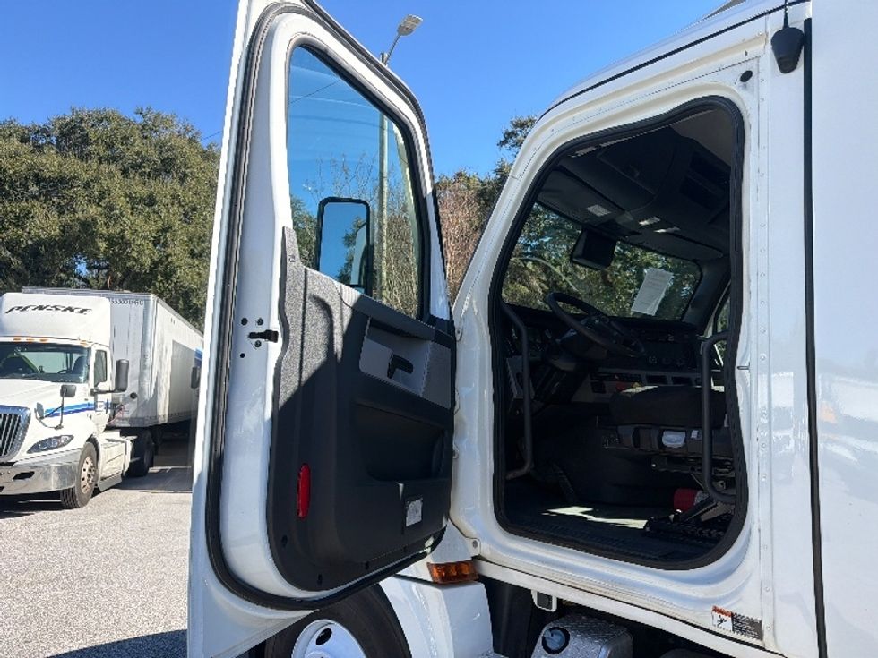 Day Cab Tractor-Heavy Duty Tractors-Freightliner-2021-T12664ST-Pensacola-FL-256,429\n\t\tmiles-$ 67,000 - Image 10