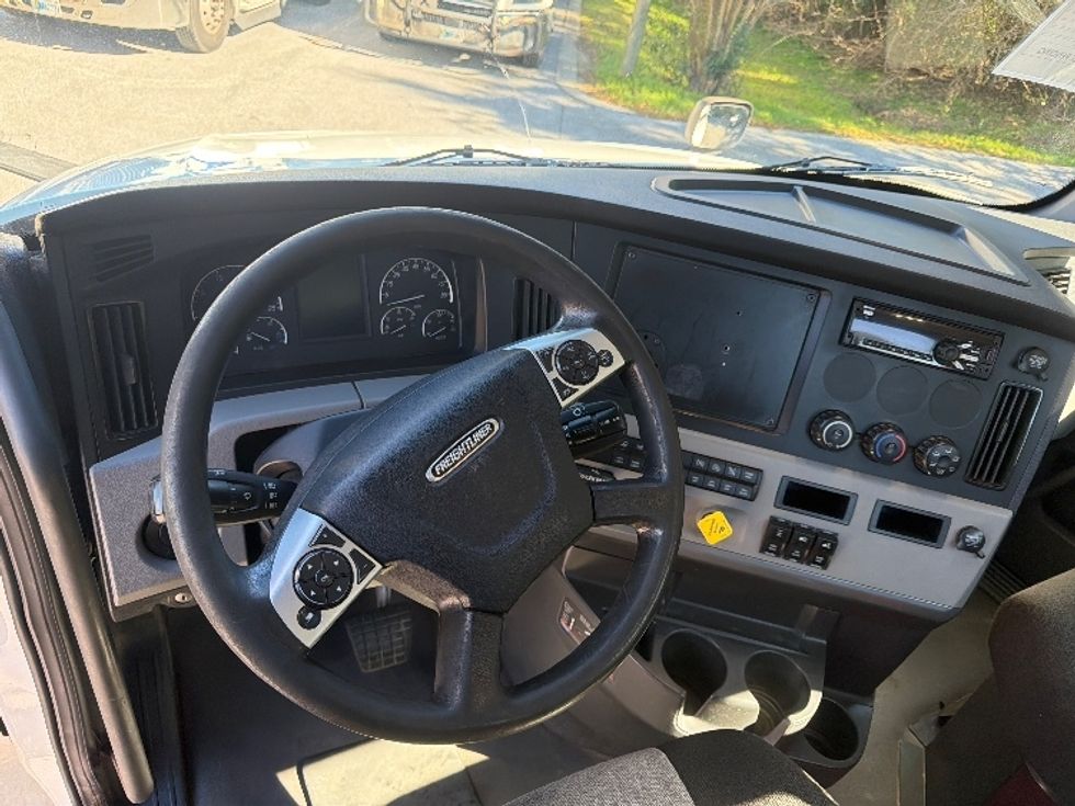Day Cab Tractor-Heavy Duty Tractors-Freightliner-2021-T12664ST-Pensacola-FL-256,429\n\t\tmiles-$ 67,000 - Image 9