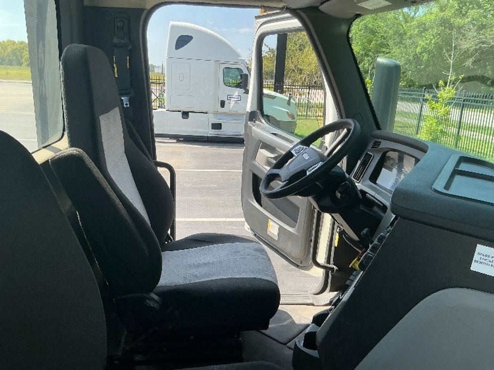 Day Cab Tractor-Heavy Duty Tractors-Freightliner-2021-T12664ST-Pensacola-FL-258,947\n\t\tmiles-$ 66,750 - Image 14