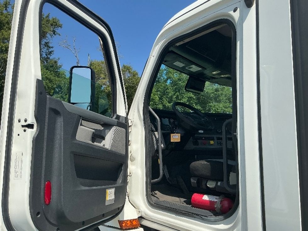 Day Cab Tractor-Heavy Duty Tractors-Freightliner-2021-T12664ST-Pensacola-FL-258,947\n\t\tmiles-$ 66,750 - Image 9