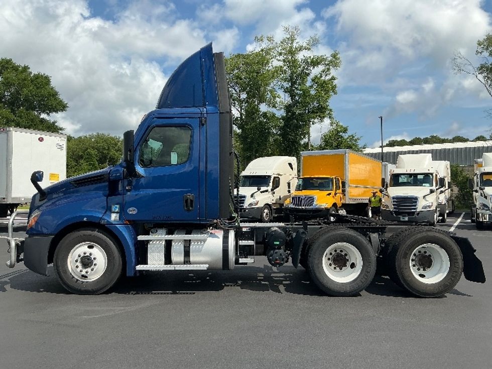 Day Cab Tractor-Heavy Duty Tractors-Freightliner-2021-T12664ST-Pensacola-FL-496,485\n\t\tmiles-$ 50,750 - Image 4