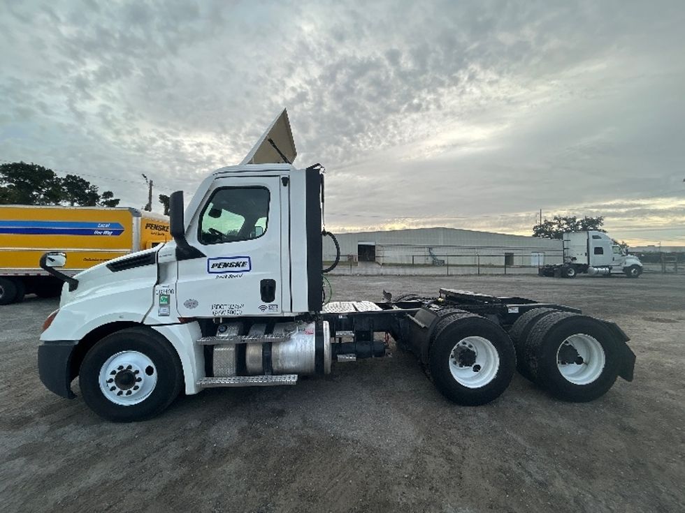 Day Cab Tractor-Heavy Duty Tractors-Freightliner-2021-T12664ST-Pensacola-FL-513,336\n\t\tmiles-$ 48,000 - Image 4