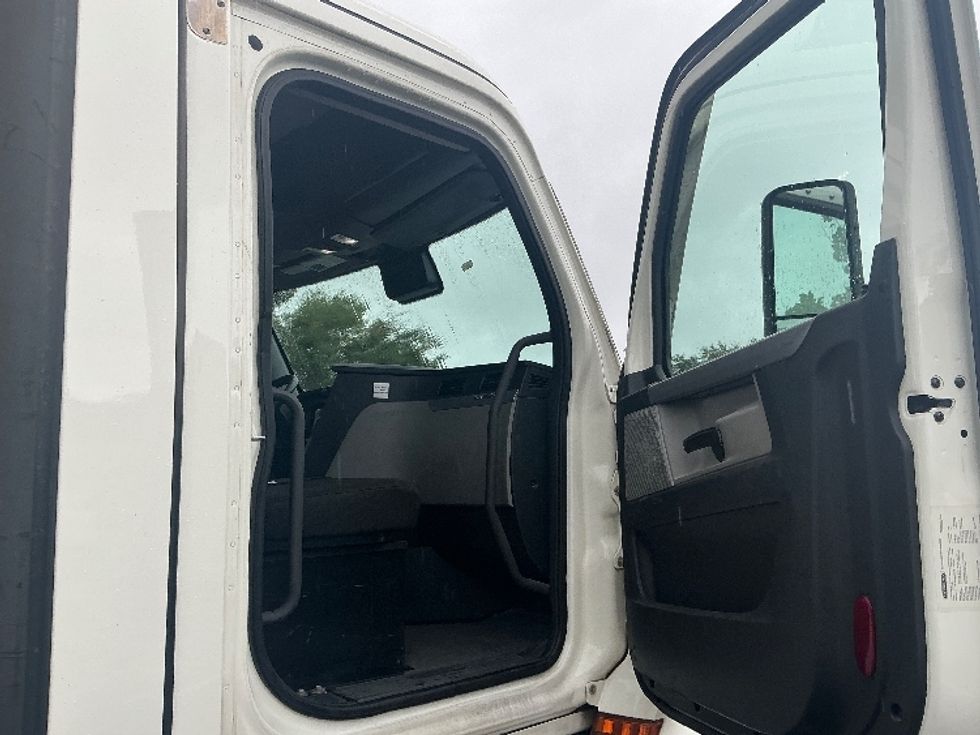 Day Cab Tractor-Heavy Duty Tractors-Freightliner-2021-T12664ST-Pensacola-FL-520,701\n\t\tmiles-$ 47,250 - Image 12