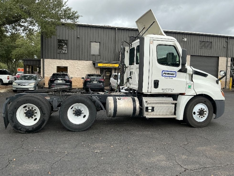 Day Cab Tractor-Heavy Duty Tractors-Freightliner-2021-T12664ST-Pensacola-FL-520,701\n\t\tmiles-$ 47,250 - Image 8