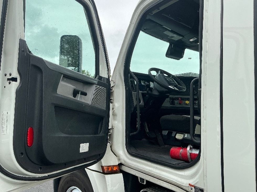 Day Cab Tractor-Heavy Duty Tractors-Freightliner-2021-T12664ST-Pensacola-FL-520,701\n\t\tmiles-$ 47,250 - Image 9