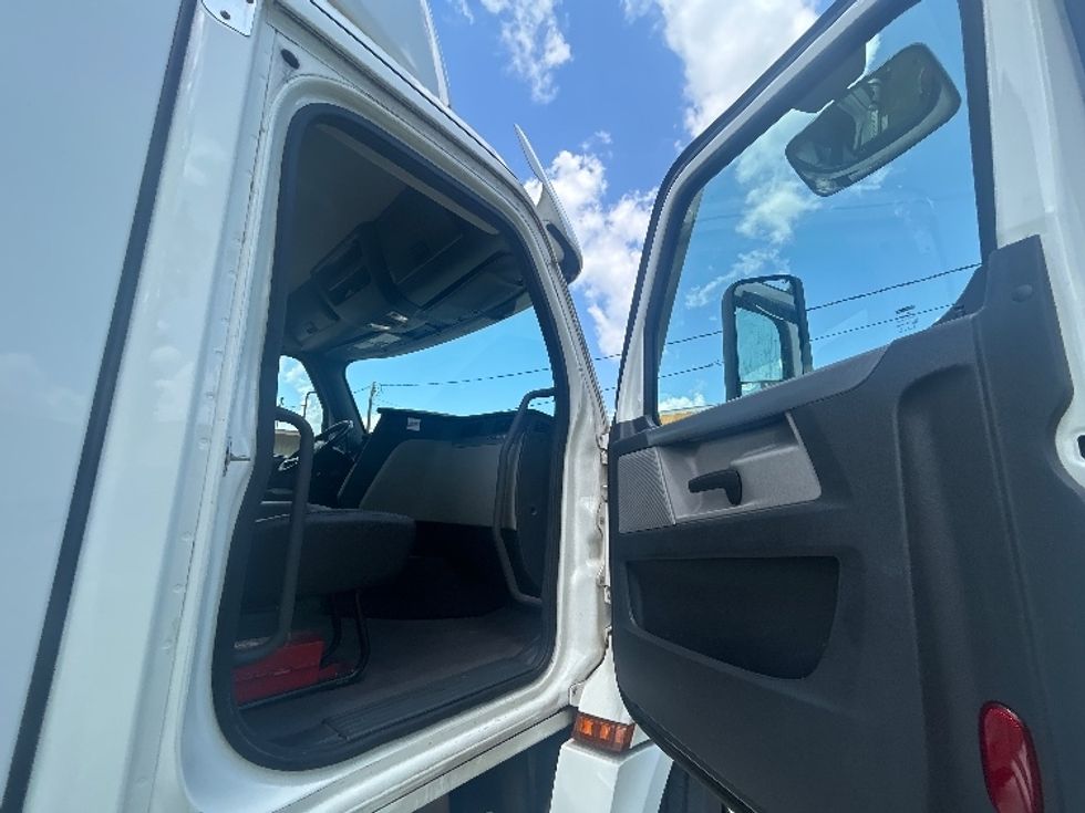 Day Cab Tractor-Heavy Duty Tractors-Freightliner-2021-T12664ST-Pensacola-FL-559,291\n\t\tmiles-$ 42,750 - Image 12