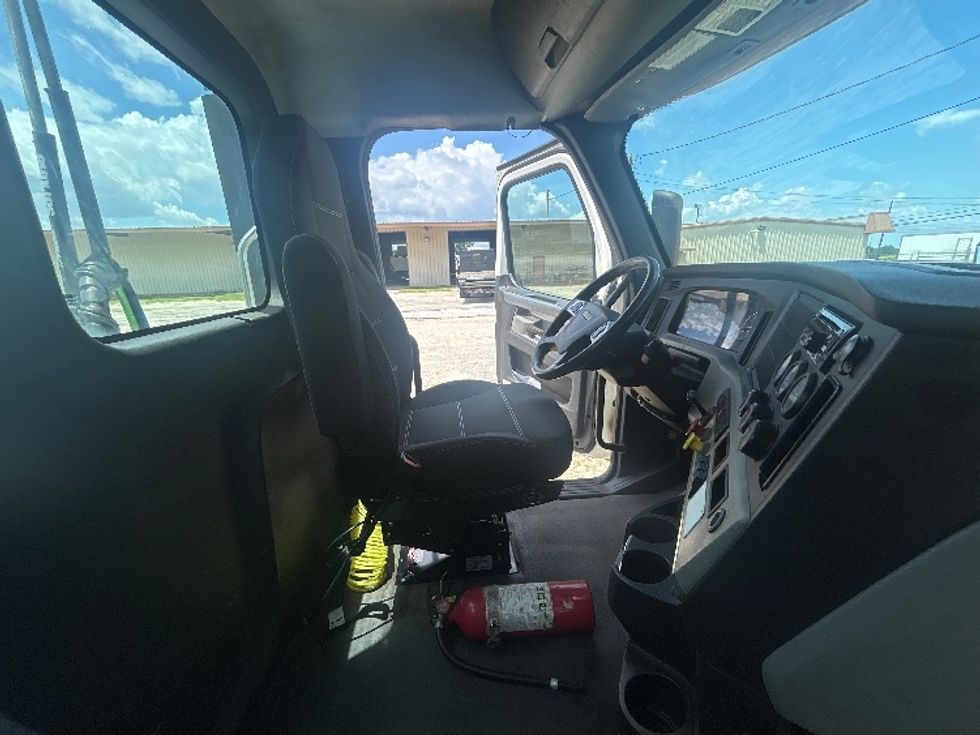 Day Cab Tractor-Heavy Duty Tractors-Freightliner-2021-T12664ST-Pensacola-FL-559,291\n\t\tmiles-$ 42,750 - Image 14