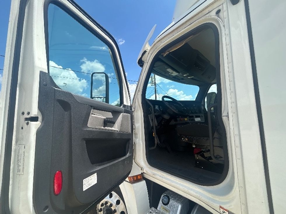Day Cab Tractor-Heavy Duty Tractors-Freightliner-2021-T12664ST-Pensacola-FL-559,291\n\t\tmiles-$ 42,750 - Image 9