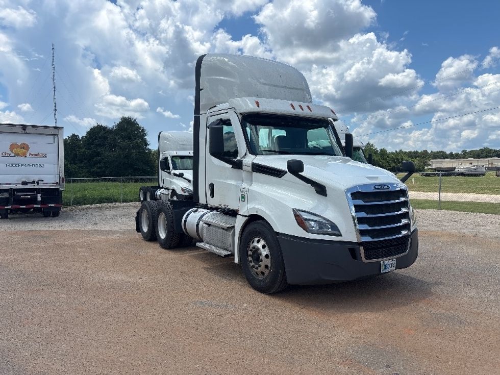 Day Cab Tractor-Heavy Duty Tractors-Freightliner-2021-T12664ST-Pensacola-FL-572,026\n\t\tmiles-$ 41,500 - Image 1
