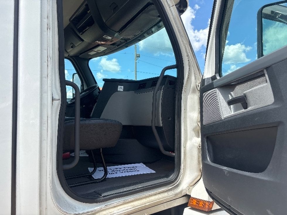 Day Cab Tractor-Heavy Duty Tractors-Freightliner-2021-T12664ST-Pensacola-FL-572,026\n\t\tmiles-$ 41,500 - Image 12