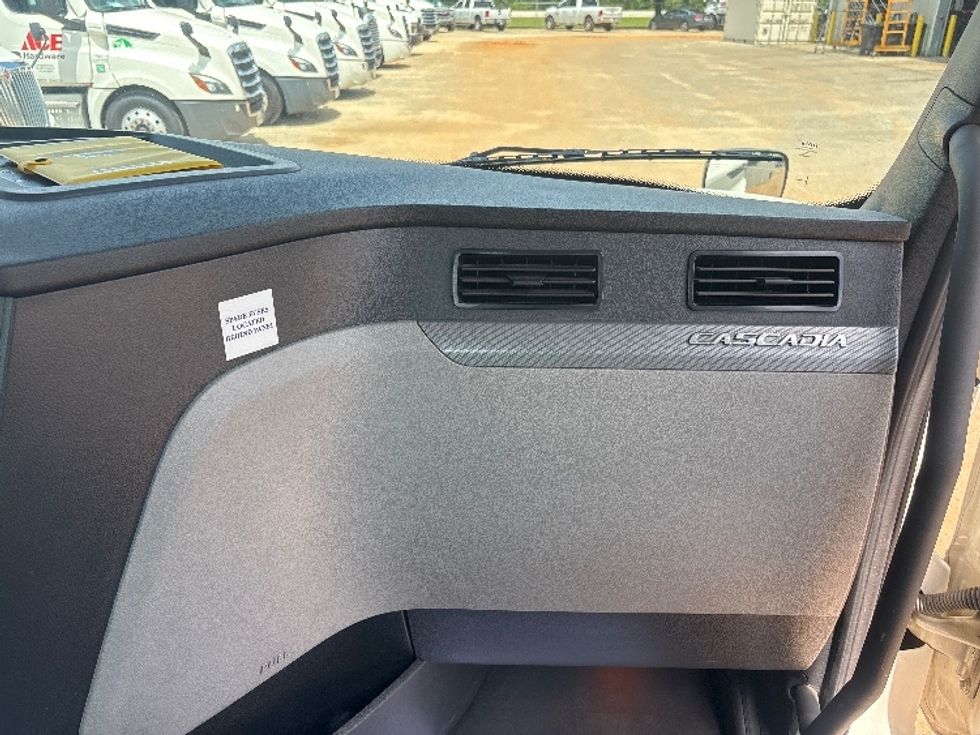 Day Cab Tractor-Heavy Duty Tractors-Freightliner-2021-T12664ST-Pensacola-FL-572,026\n\t\tmiles-$ 41,500 - Image 13