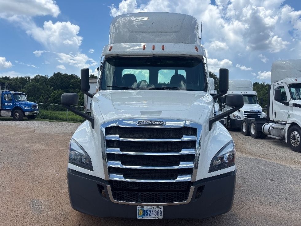 Day Cab Tractor-Heavy Duty Tractors-Freightliner-2021-T12664ST-Pensacola-FL-572,026\n\t\tmiles-$ 41,500 - Image 2
