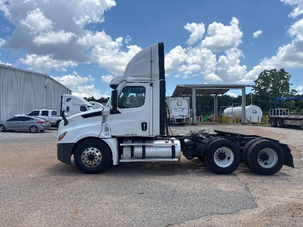Day Cab Tractor-Heavy Duty Tractors-Freightliner-2021-T12664ST-Pensacola-FL-572,026\n\t\tmiles-$ 41,500 - Image 4