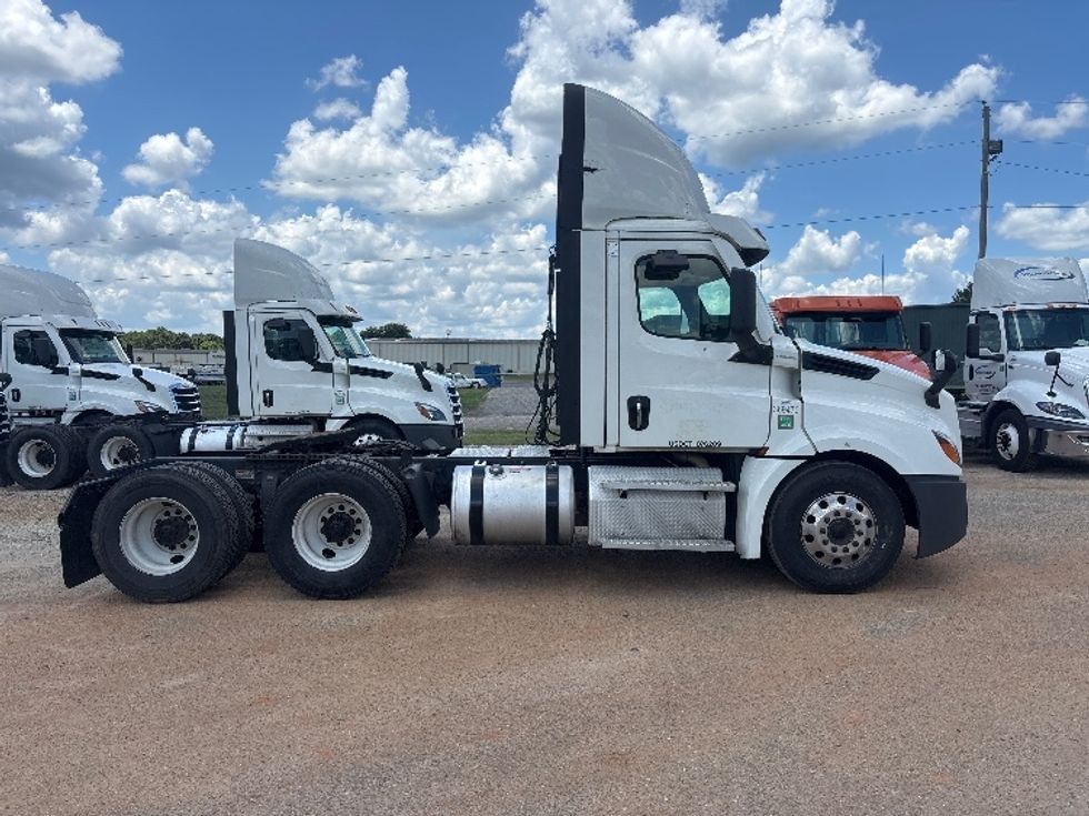 Day Cab Tractor-Heavy Duty Tractors-Freightliner-2021-T12664ST-Pensacola-FL-572,026\n\t\tmiles-$ 41,500 - Image 8