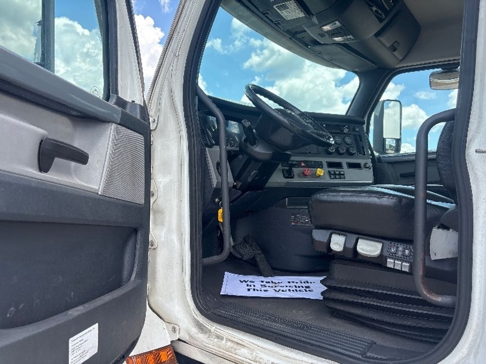 Day Cab Tractor-Heavy Duty Tractors-Freightliner-2021-T12664ST-Pensacola-FL-572,026\n\t\tmiles-$ 41,500 - Image 9