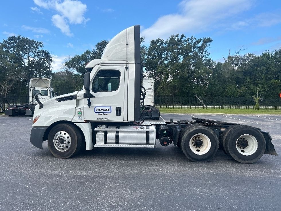 Day Cab Tractor-Heavy Duty Tractors-Freightliner-2021-T12664ST-Pensacola-FL-572,453\n\t\tmiles-$ 45,500 - Image 4