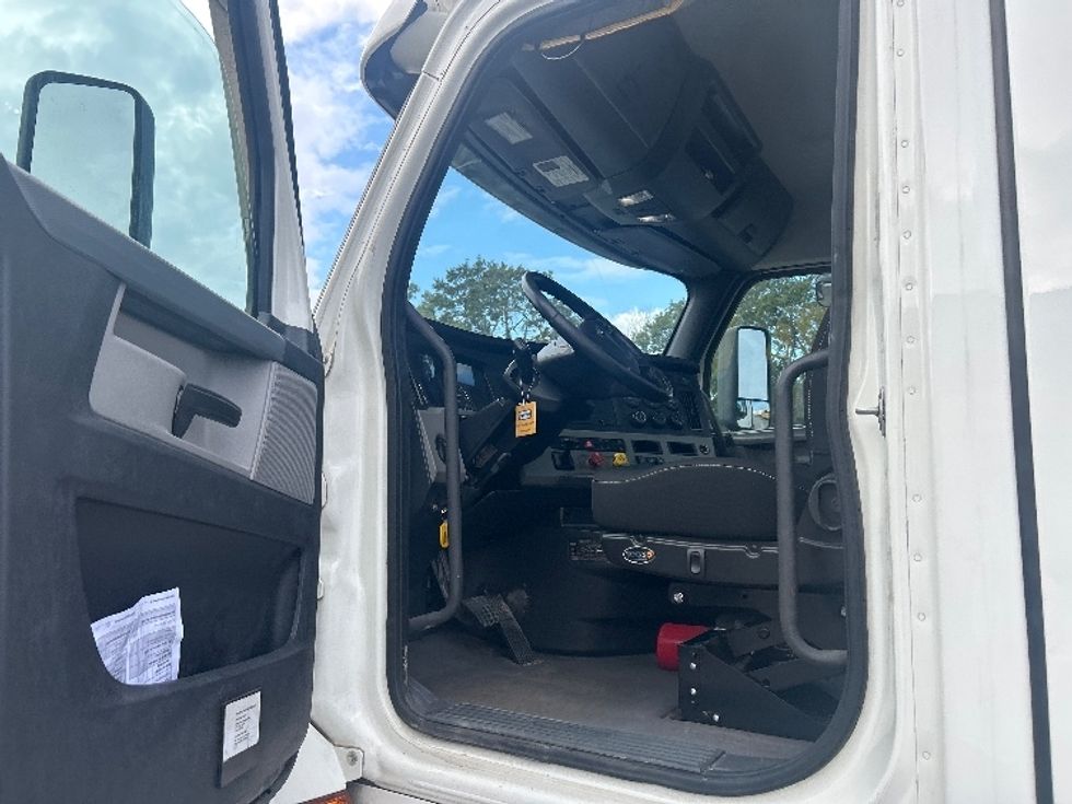 Day Cab Tractor-Heavy Duty Tractors-Freightliner-2021-T12664ST-Pensacola-FL-572,453\n\t\tmiles-$ 45,500 - Image 9
