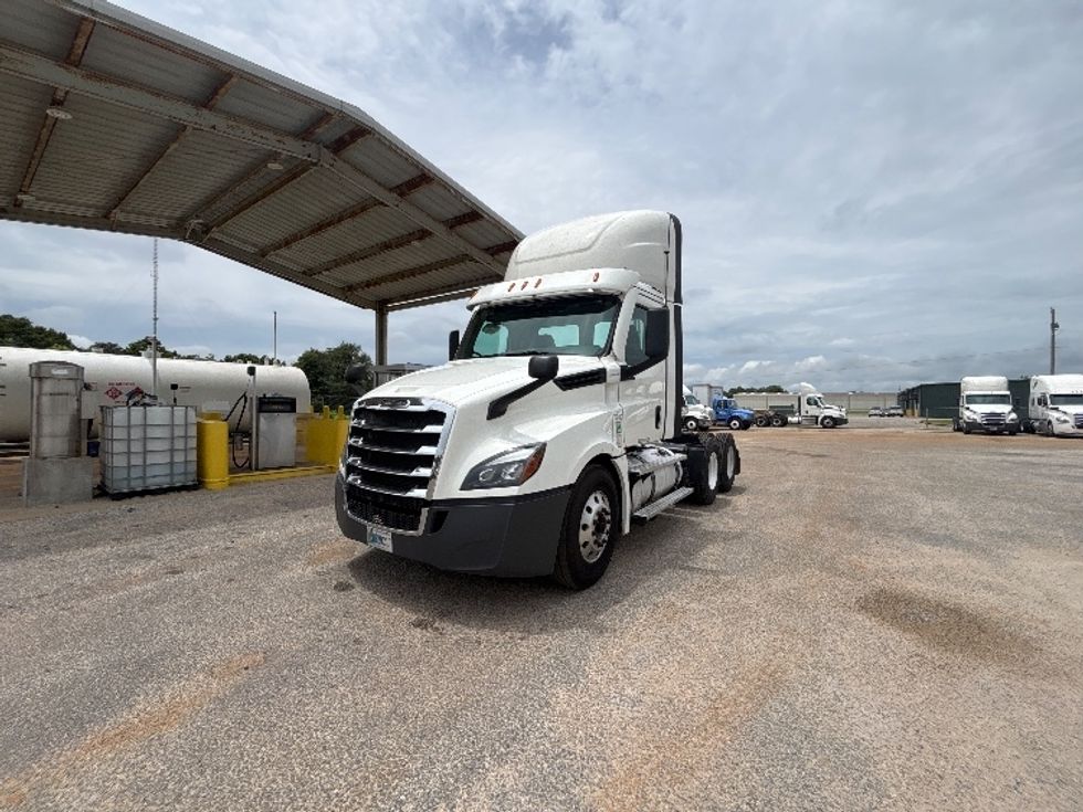 Day Cab Tractor-Heavy Duty Tractors-Freightliner-2021-T12664ST-Pensacola-FL-577,611\n\t\tmiles-$ 41,000 - Image 1