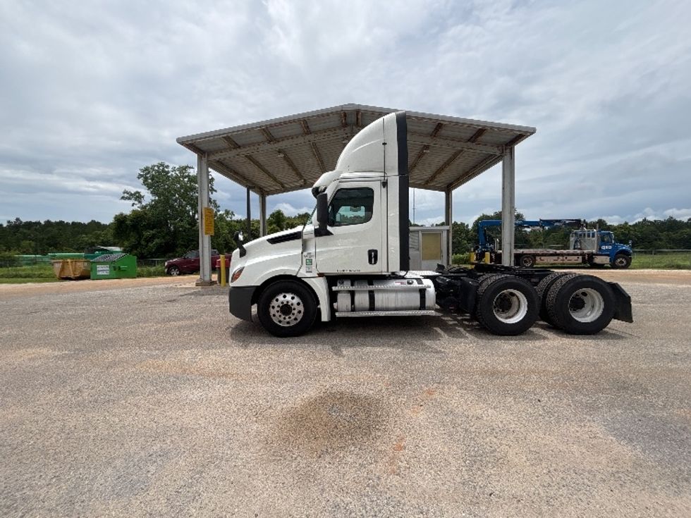 Day Cab Tractor-Heavy Duty Tractors-Freightliner-2021-T12664ST-Pensacola-FL-577,611\n\t\tmiles-$ 41,000 - Image 3