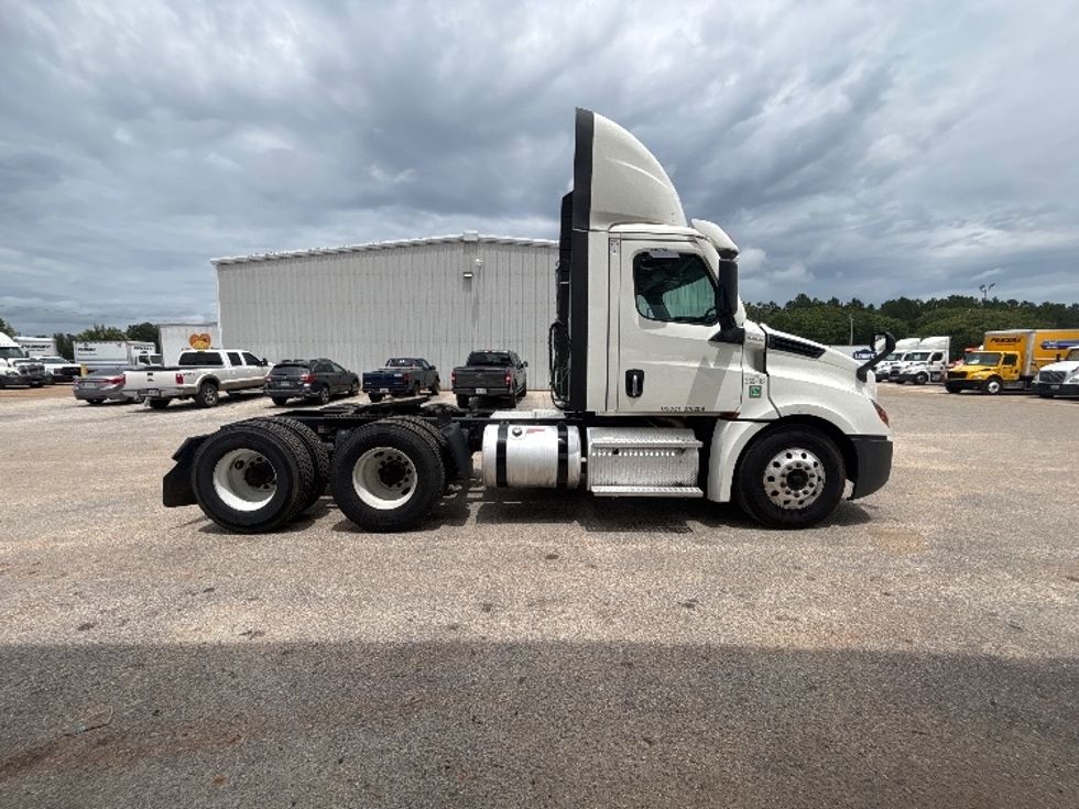 Day Cab Tractor-Heavy Duty Tractors-Freightliner-2021-T12664ST-Pensacola-FL-577,611\n\t\tmiles-$ 41,000 - Image 7