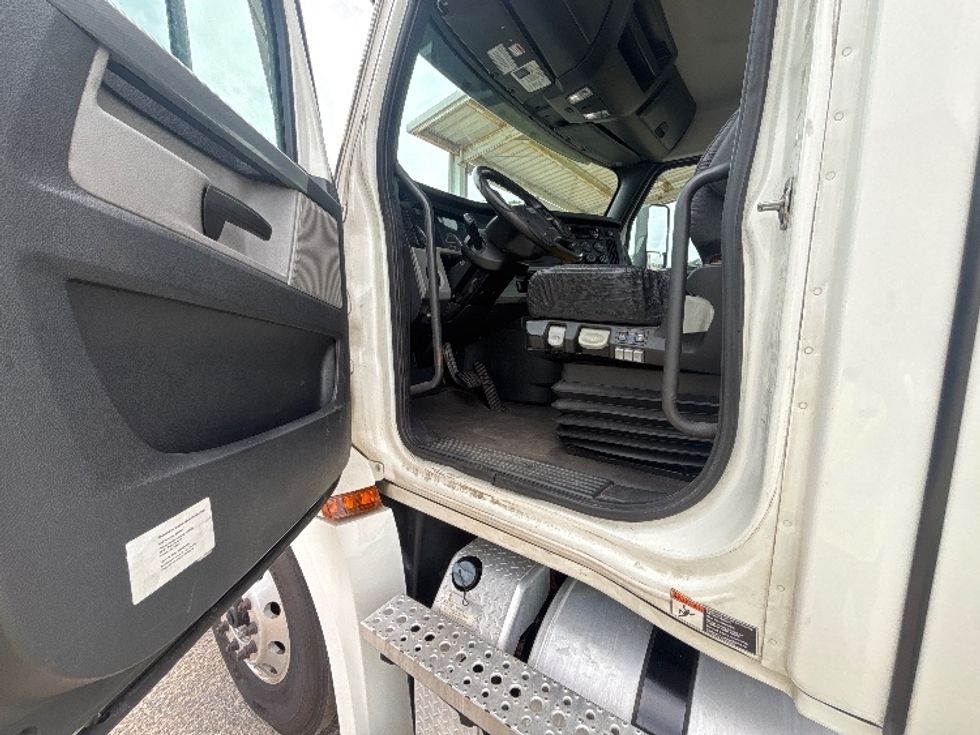Day Cab Tractor-Heavy Duty Tractors-Freightliner-2021-T12664ST-Pensacola-FL-577,611\n\t\tmiles-$ 41,000 - Image 8
