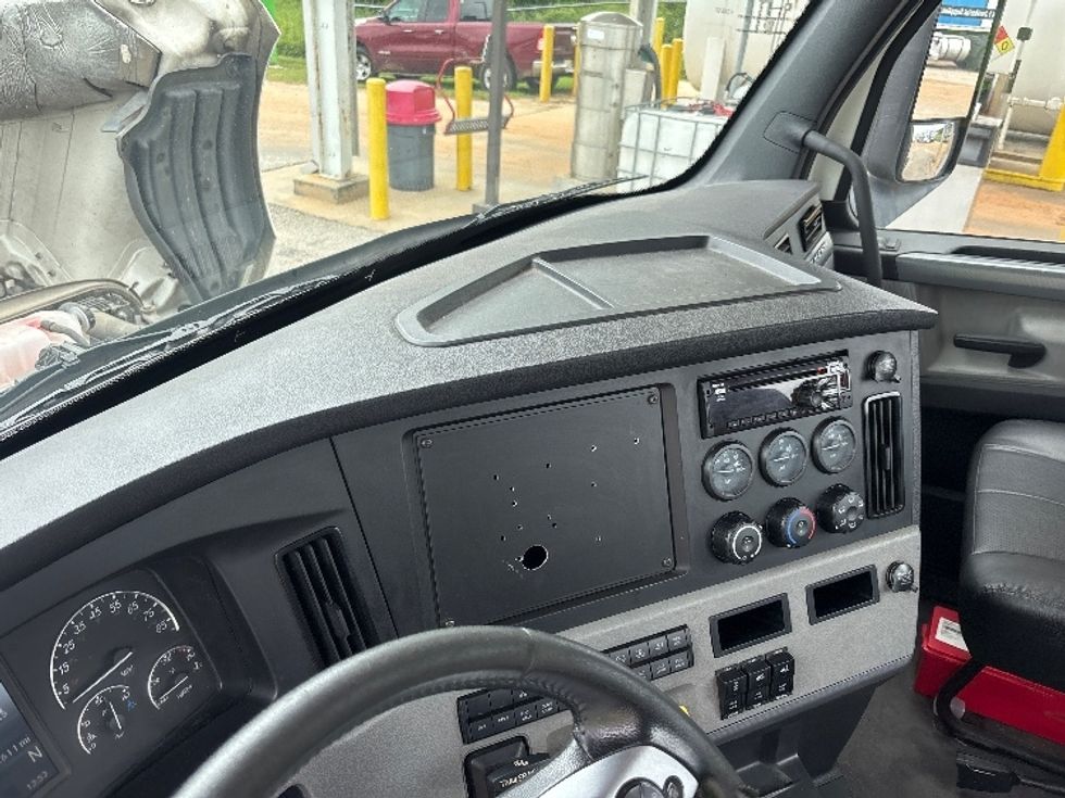 Day Cab Tractor-Heavy Duty Tractors-Freightliner-2021-T12664ST-Pensacola-FL-577,611\n\t\tmiles-$ 41,000 - Image 9