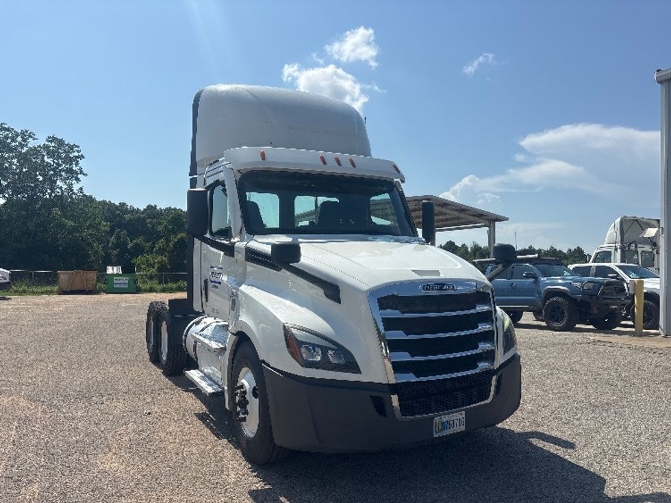Day Cab Tractor-Heavy Duty Tractors-Freightliner-2021-T12664ST-Pensacola-FL-586,550\n\t\tmiles-$ 40,000 - Image 1