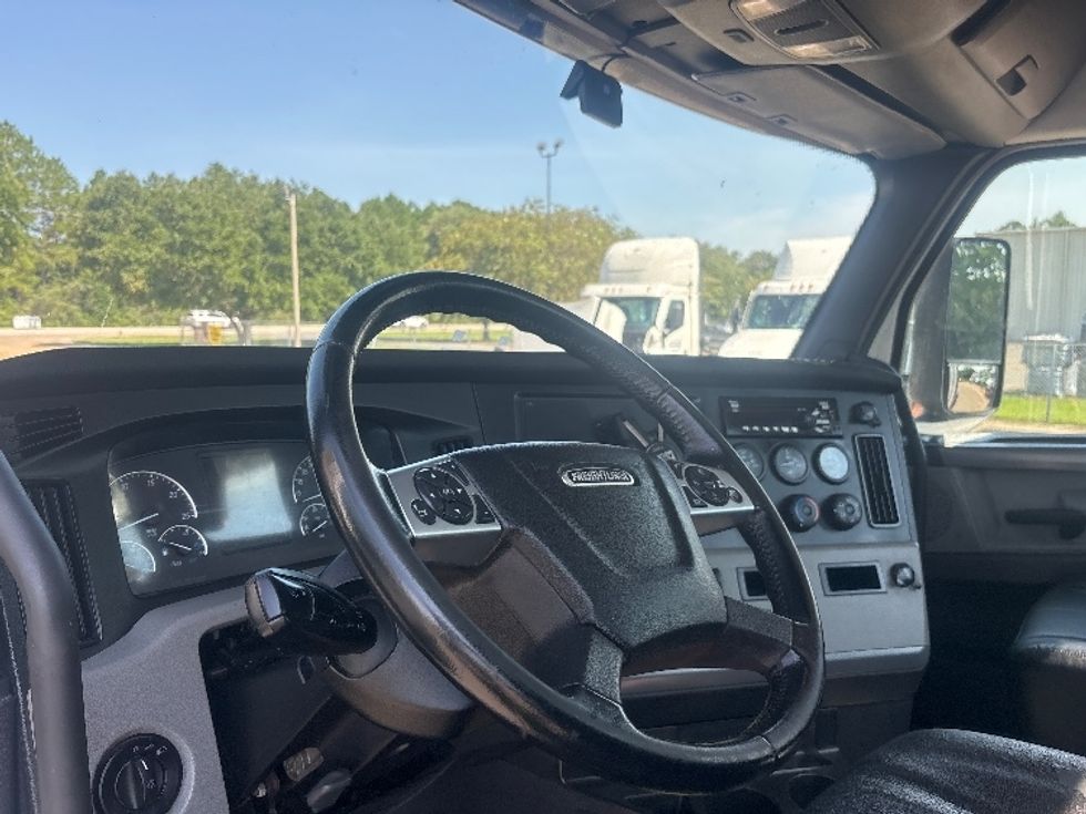 Day Cab Tractor-Heavy Duty Tractors-Freightliner-2021-T12664ST-Pensacola-FL-586,550\n\t\tmiles-$ 40,000 - Image 10