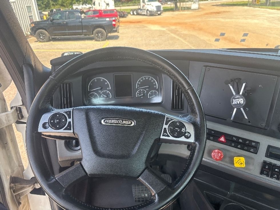 Day Cab Tractor-Heavy Duty Tractors-Freightliner-2021-T12664ST-Pensacola-FL-586,550\n\t\tmiles-$ 40,000 - Image 11