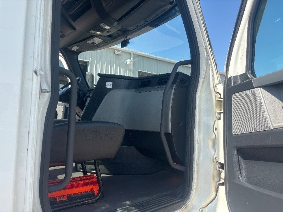 Day Cab Tractor-Heavy Duty Tractors-Freightliner-2021-T12664ST-Pensacola-FL-586,550\n\t\tmiles-$ 40,000 - Image 12