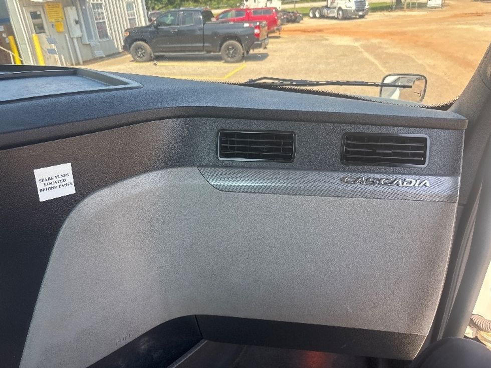 Day Cab Tractor-Heavy Duty Tractors-Freightliner-2021-T12664ST-Pensacola-FL-586,550\n\t\tmiles-$ 40,000 - Image 13