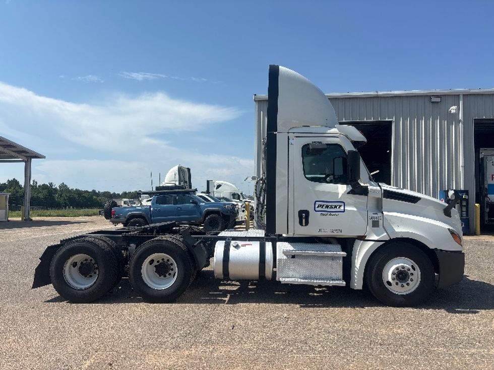 Day Cab Tractor-Heavy Duty Tractors-Freightliner-2021-T12664ST-Pensacola-FL-586,550\n\t\tmiles-$ 40,000 - Image 8