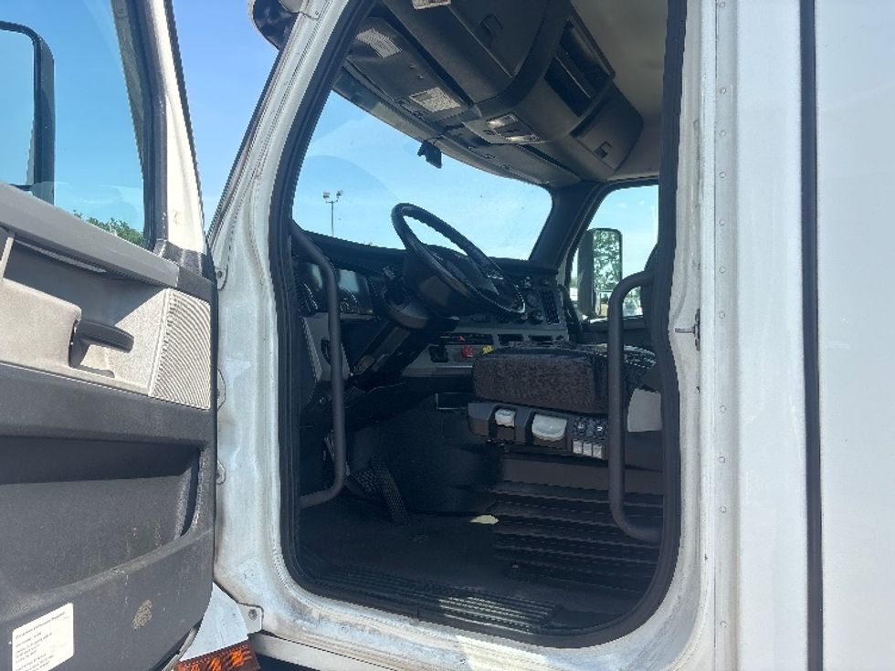 Day Cab Tractor-Heavy Duty Tractors-Freightliner-2021-T12664ST-Pensacola-FL-586,550\n\t\tmiles-$ 40,000 - Image 9