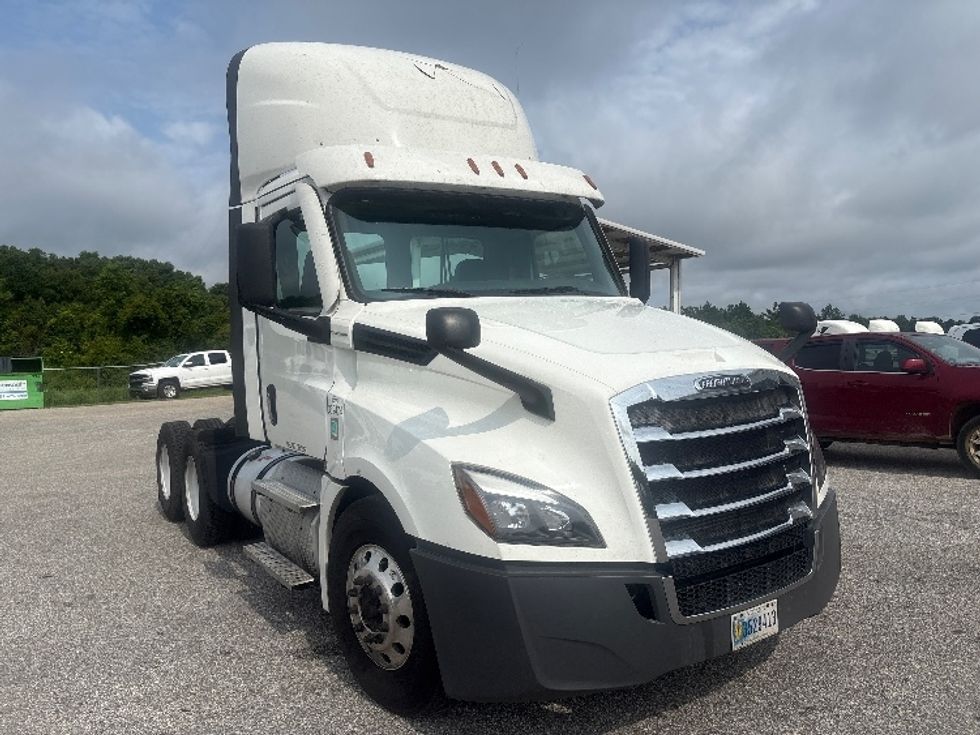 Day Cab Tractor-Heavy Duty Tractors-Freightliner-2021-T12664ST-Pensacola-FL-590,057\n\t\tmiles-$ 39,500 - Image 1