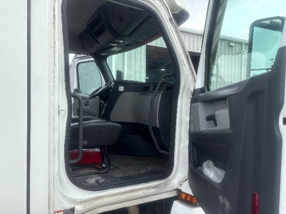 Day Cab Tractor-Heavy Duty Tractors-Freightliner-2021-T12664ST-Pensacola-FL-590,057\n\t\tmiles-$ 39,500 - Image 12