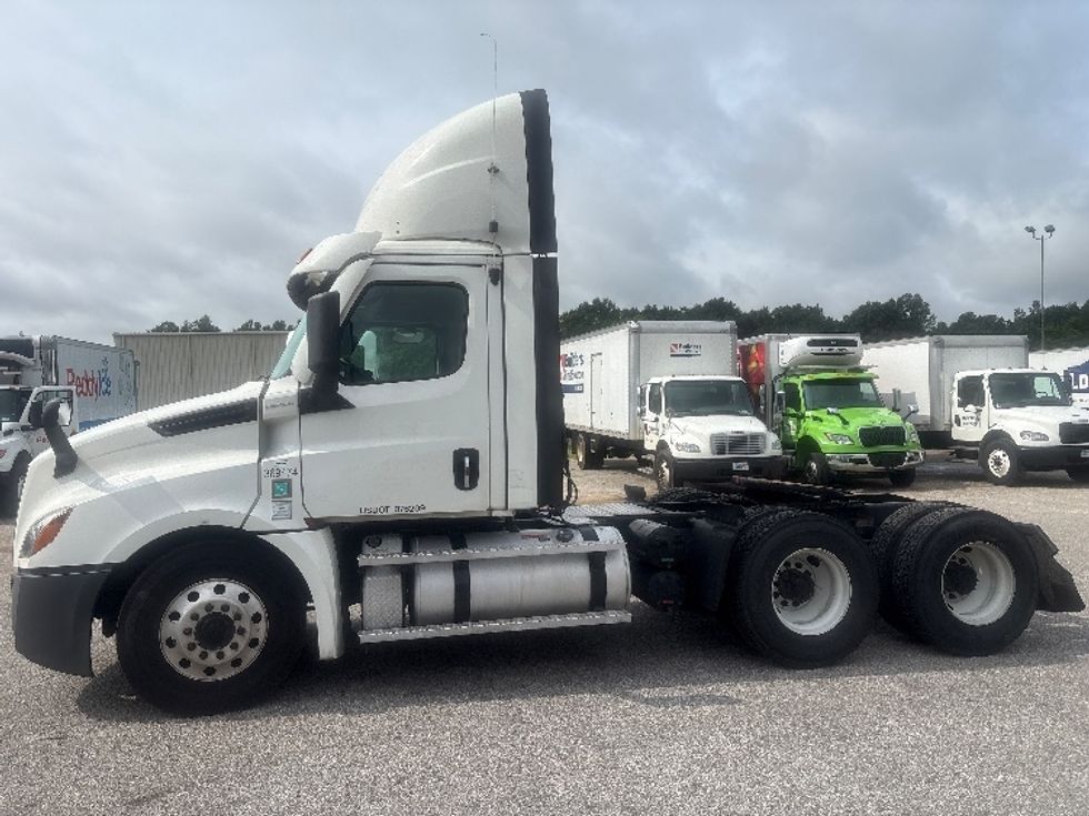 Day Cab Tractor-Heavy Duty Tractors-Freightliner-2021-T12664ST-Pensacola-FL-590,057\n\t\tmiles-$ 39,500 - Image 4