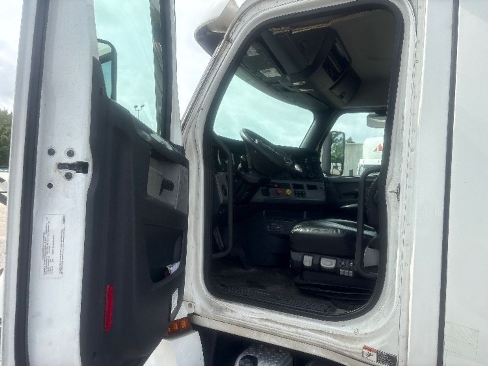 Day Cab Tractor-Heavy Duty Tractors-Freightliner-2021-T12664ST-Pensacola-FL-590,057\n\t\tmiles-$ 39,500 - Image 9
