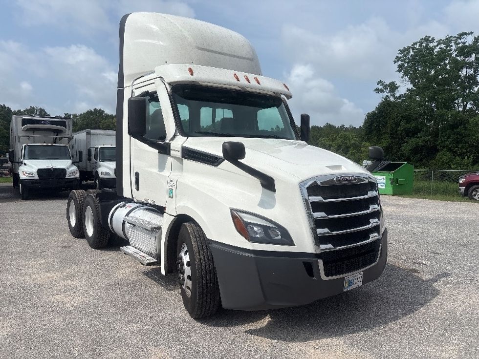 Day Cab Tractor-Heavy Duty Tractors-Freightliner-2021-T12664ST-Pensacola-FL-606,777\n\t\tmiles-$ 37,750 - Image 1
