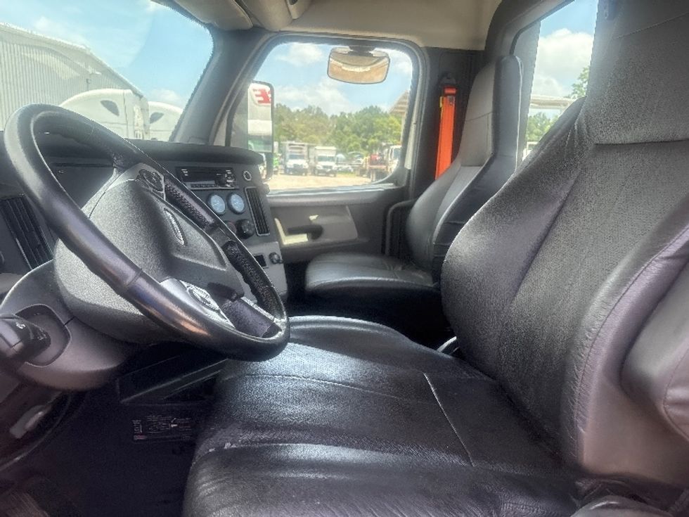 Day Cab Tractor-Heavy Duty Tractors-Freightliner-2021-T12664ST-Pensacola-FL-606,777\n\t\tmiles-$ 37,750 - Image 10
