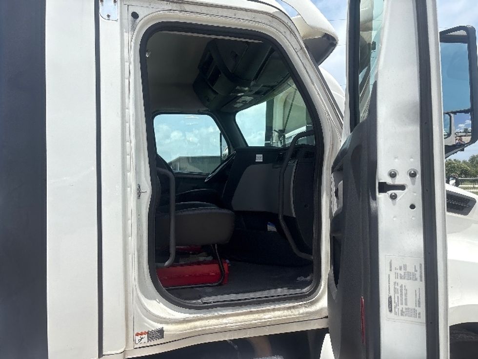 Day Cab Tractor-Heavy Duty Tractors-Freightliner-2021-T12664ST-Pensacola-FL-606,777\n\t\tmiles-$ 37,750 - Image 12