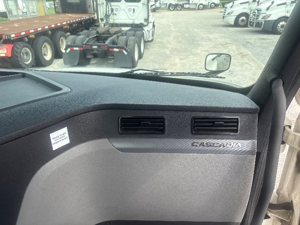 Day Cab Tractor-Heavy Duty Tractors-Freightliner-2021-T12664ST-Pensacola-FL-606,777\n\t\tmiles-$ 37,750 - Image 13