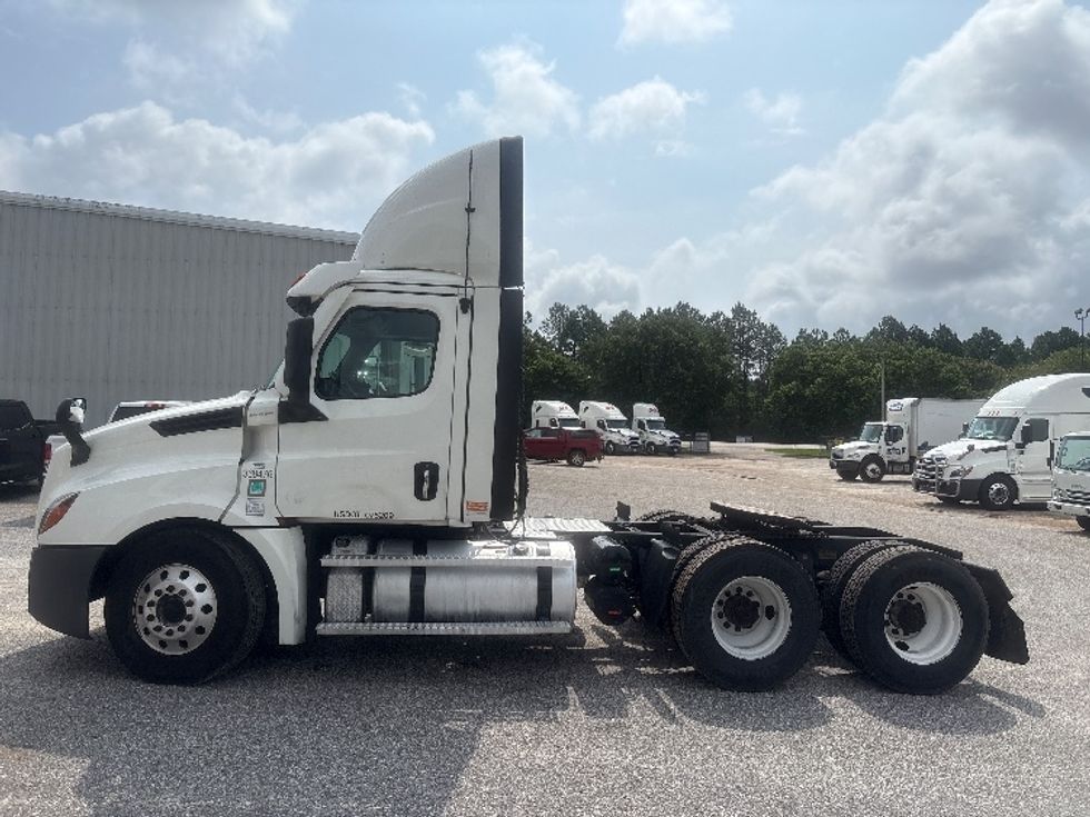 Day Cab Tractor-Heavy Duty Tractors-Freightliner-2021-T12664ST-Pensacola-FL-606,777\n\t\tmiles-$ 37,750 - Image 4