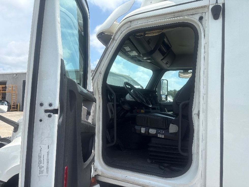 Day Cab Tractor-Heavy Duty Tractors-Freightliner-2021-T12664ST-Pensacola-FL-606,777\n\t\tmiles-$ 37,750 - Image 9