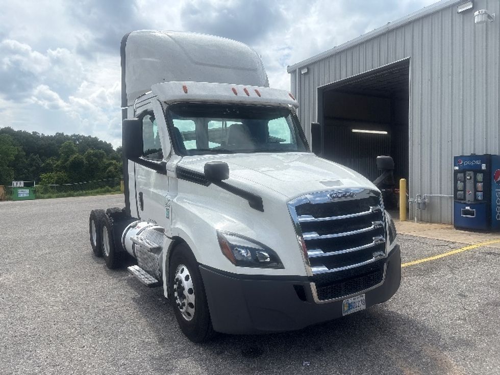 Day Cab Tractor-Heavy Duty Tractors-Freightliner-2021-T12664ST-Pensacola-FL-610,732\n\t\tmiles-$ 37,500 - Image 1