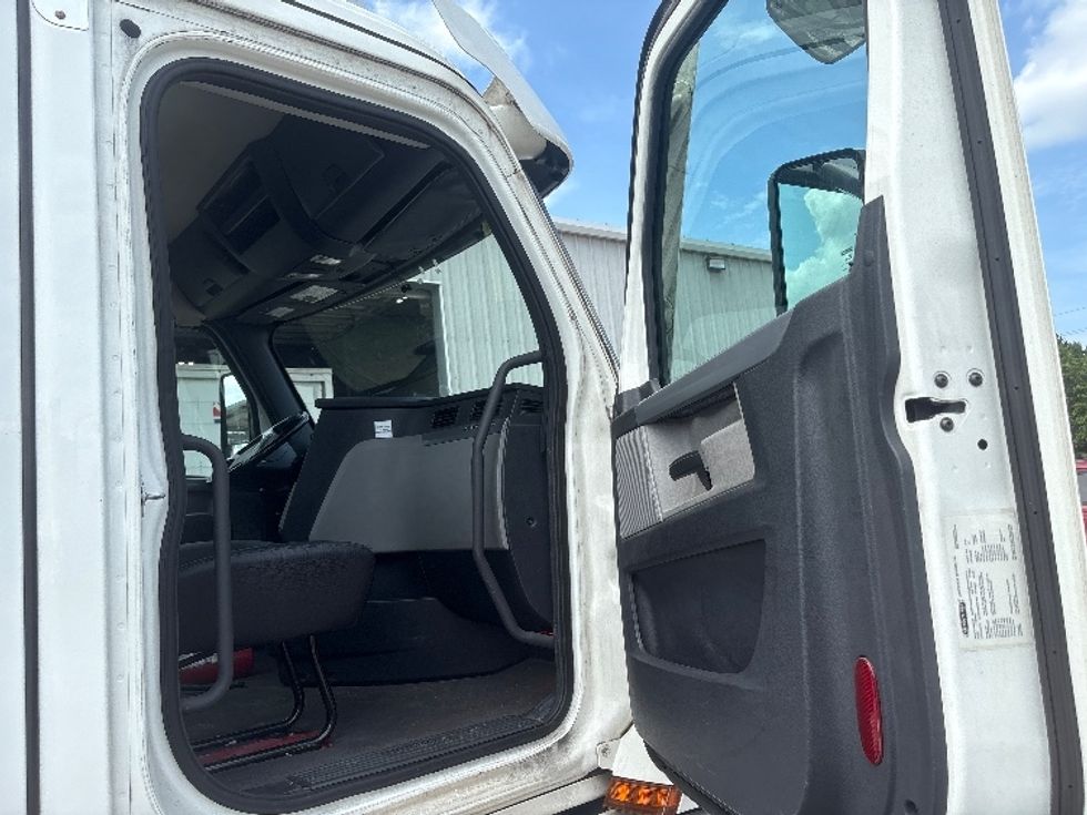Day Cab Tractor-Heavy Duty Tractors-Freightliner-2021-T12664ST-Pensacola-FL-610,732\n\t\tmiles-$ 37,500 - Image 11